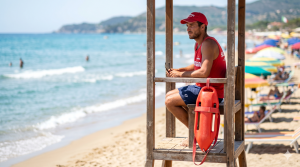 Foto Bagnino di salvataggio: quanto guadagna, come si diventa e perché d'estate è introvabile