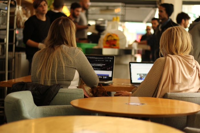 Foto Smart working in città: l'app che trasforma i bar in spazi di lavoro