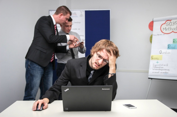 Foto La sindrome di Procuste: come riconoscere e sconfiggere l'invidia dei colleghi di lavoro