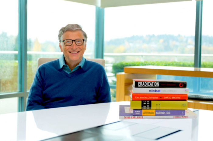 Foto Letture sotto l'ombrellone: i 5 libri consigliati da Bill Gates
