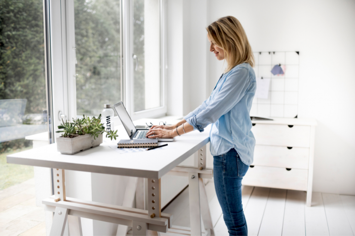 Foto Lavorare in piedi fa bene? Vantaggi e svantaggi dello standing desk